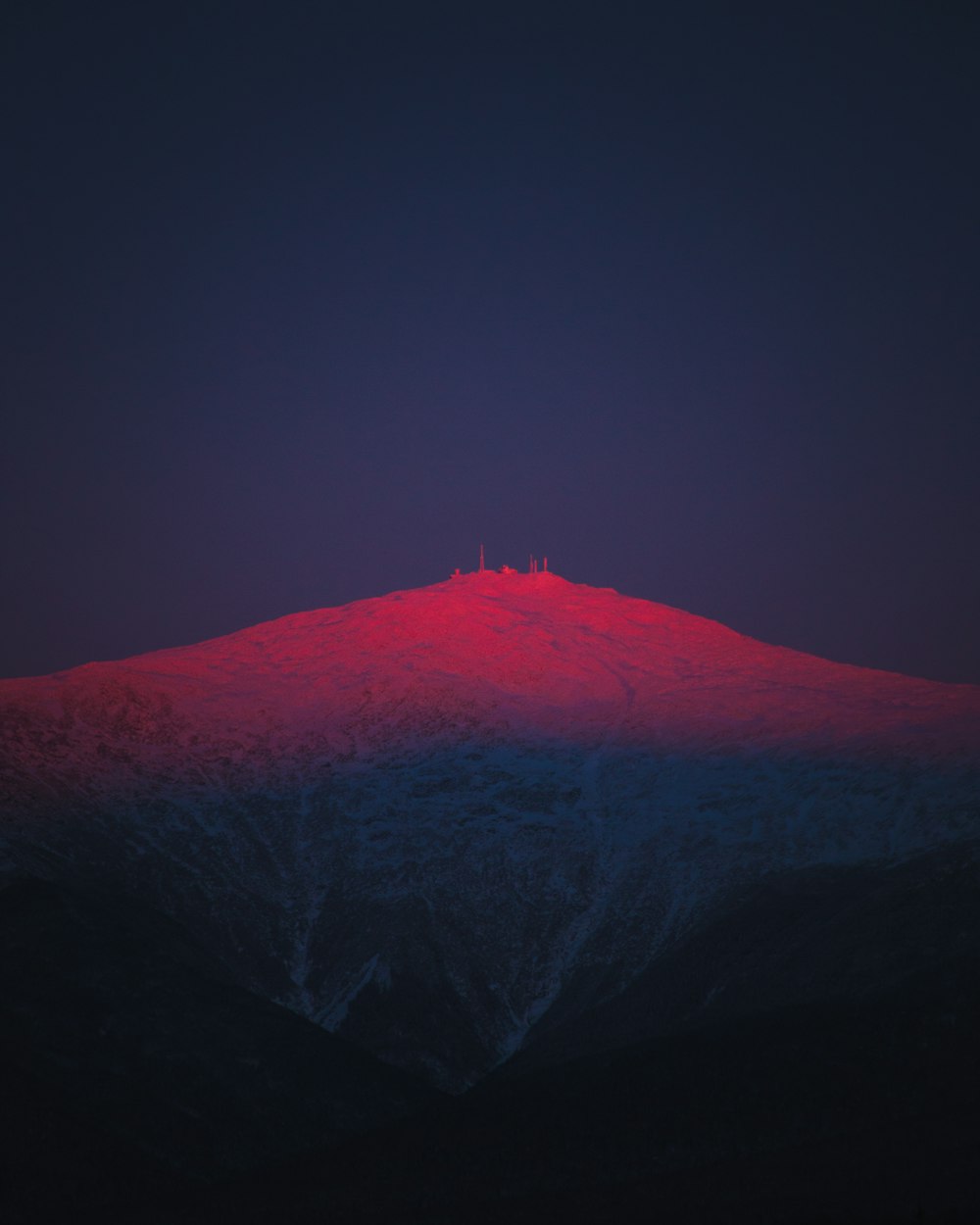 Ein Berg mit einem roten Licht auf dem Gipfel