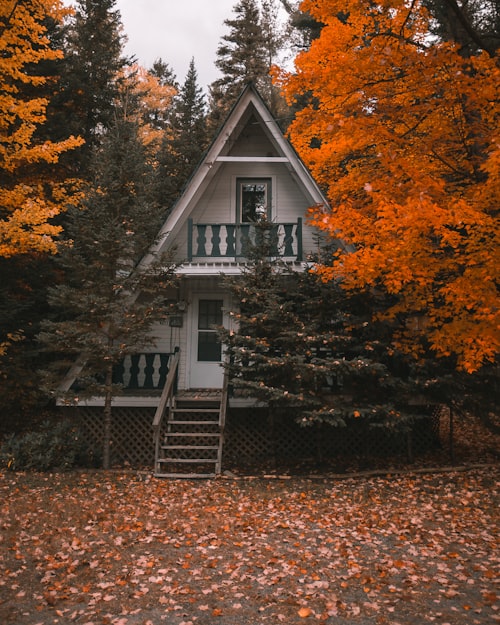 Casa A-frame con reflejo en el lago