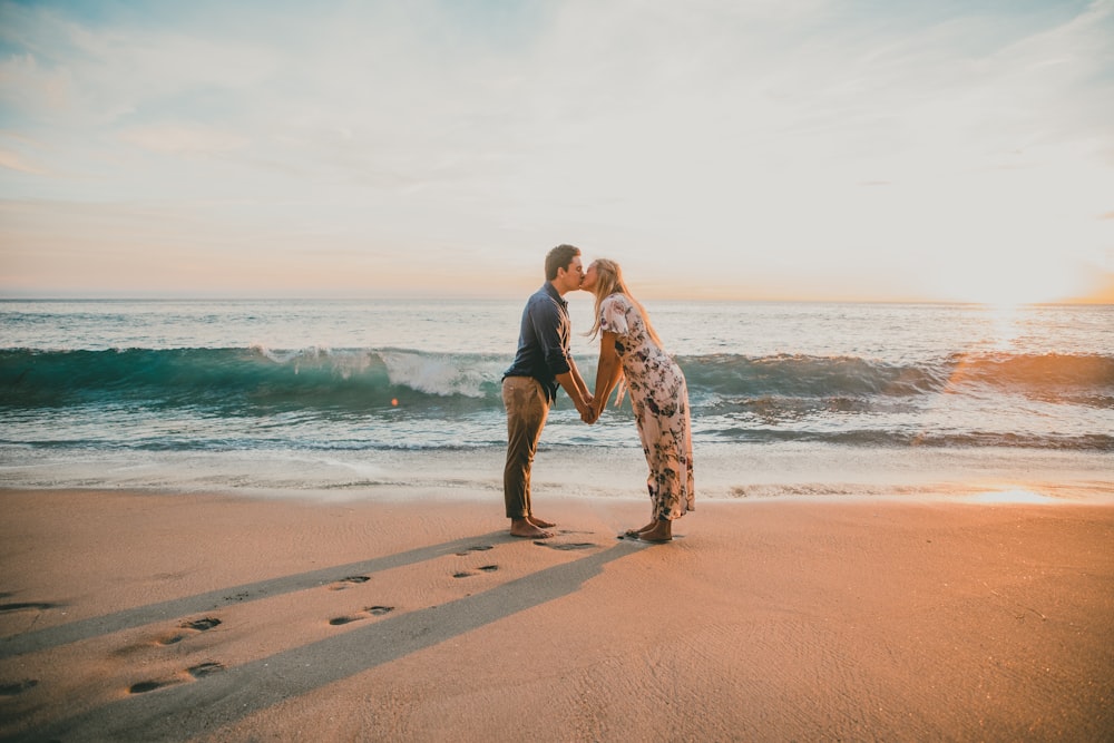 homem e mulher se beijando na praia
