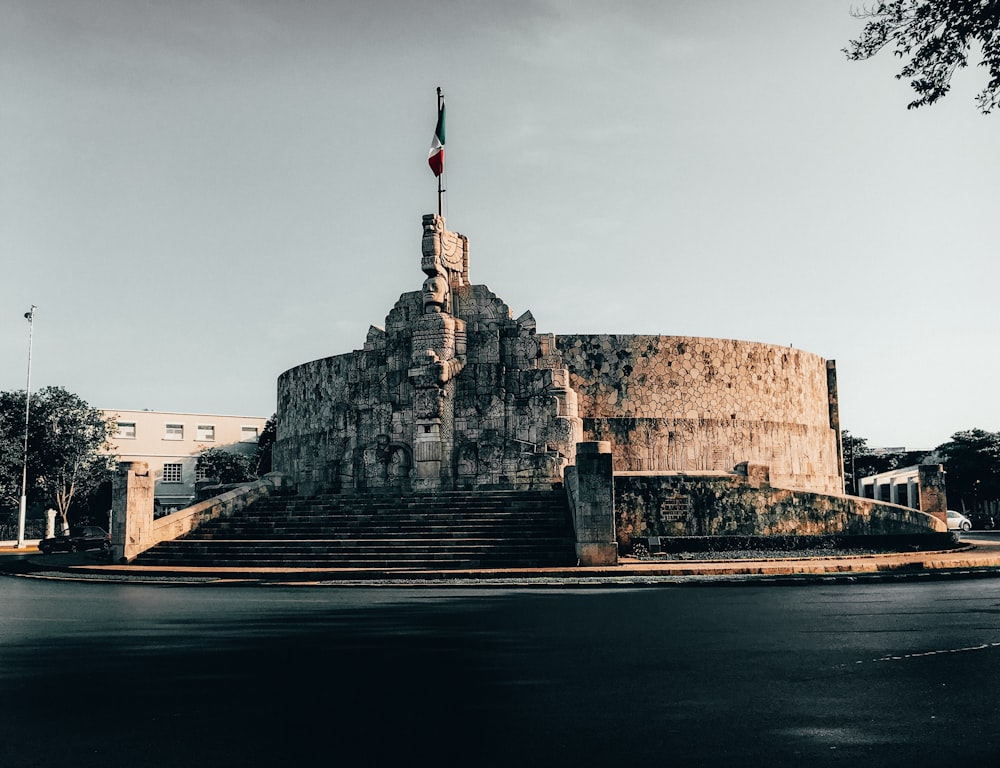 bâtiment rond blanc