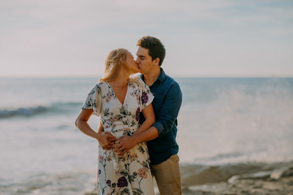 Fotografía de enfoque selectivo de pareja en la costa