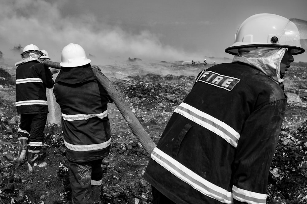 bombero apagando un poco de fuego