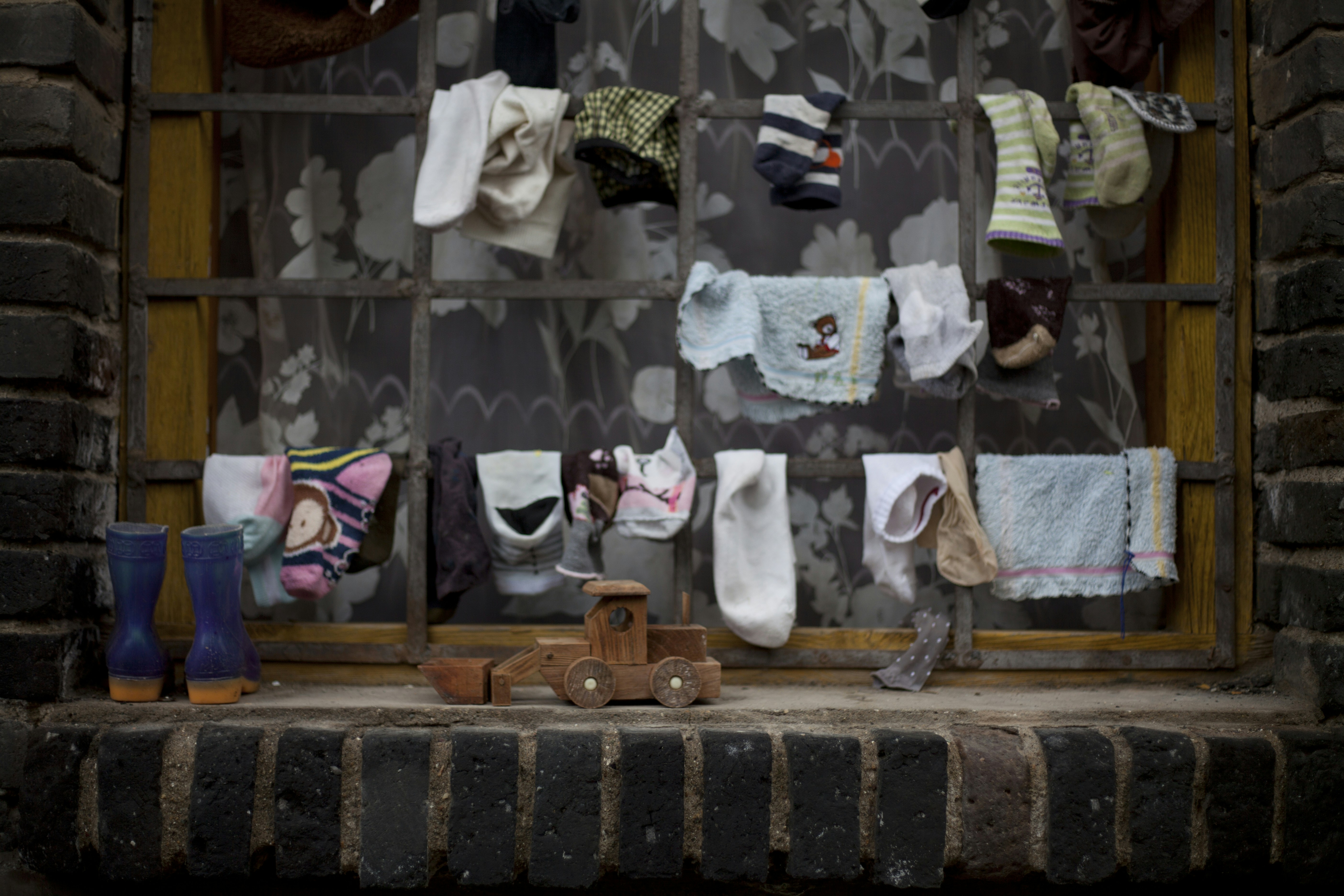This window tells the story of the children of Yunnan. In a rural village, these children find joy in the little things from playing in the rain to letting their imaginations run wild.