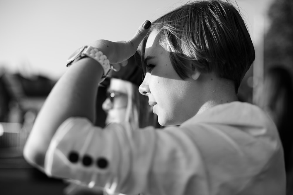 Photo en niveaux de gris d’une femme portant un haut blanc