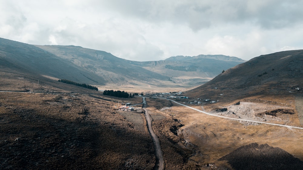 Photographie aérienne d’une route entre les montagnes pendant la journée