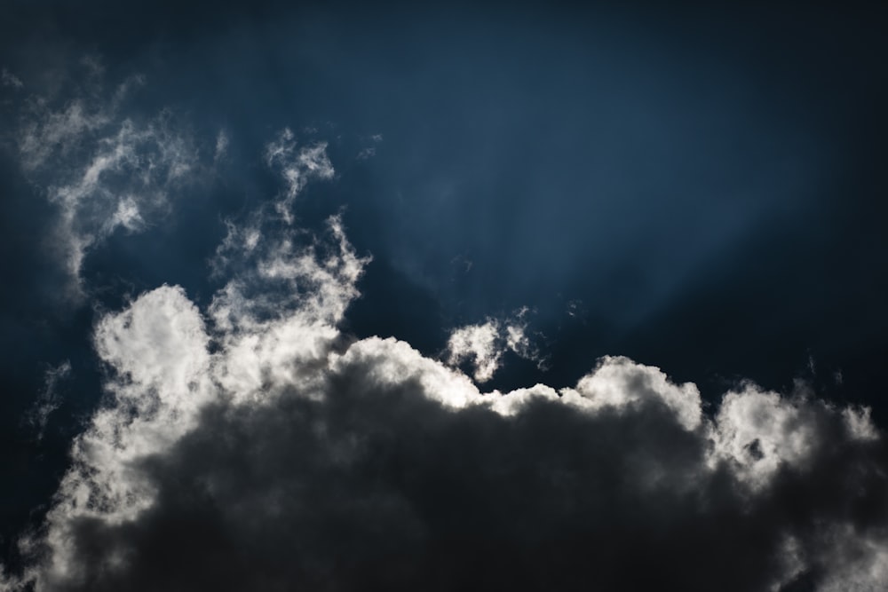 Weiße Kumuluswolken am blauen Himmel während des Tages