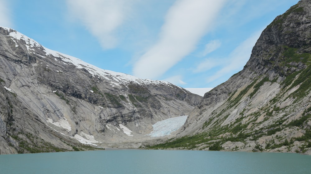 montagnes couvertes de gris