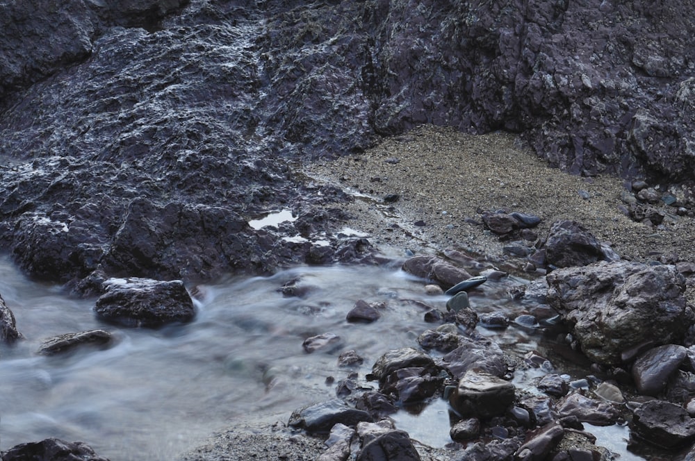 acqua sulla roccia durante il giorno