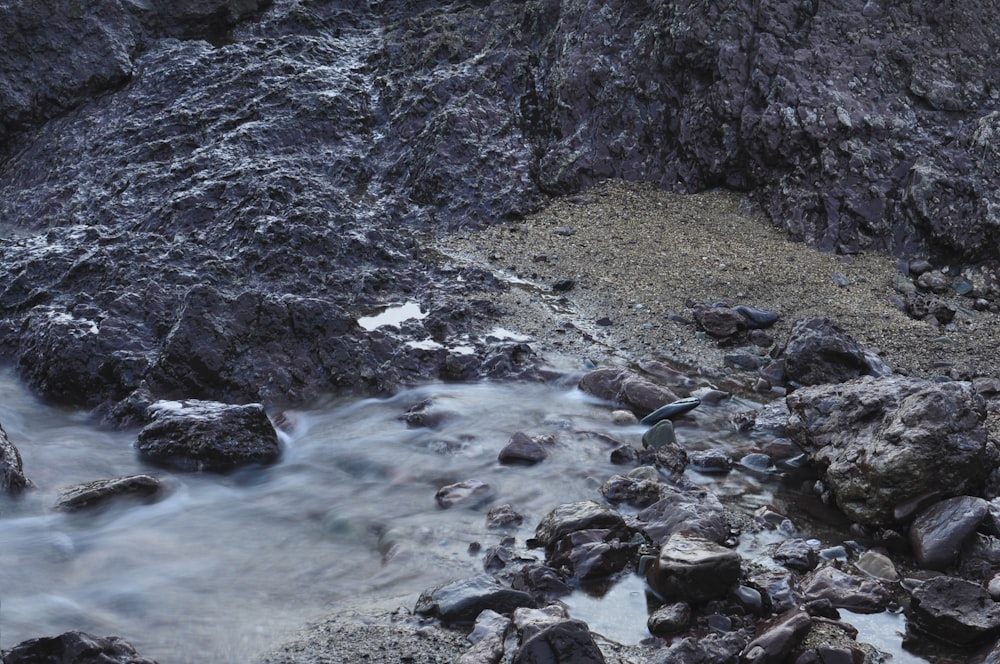 日中の岩の上の水