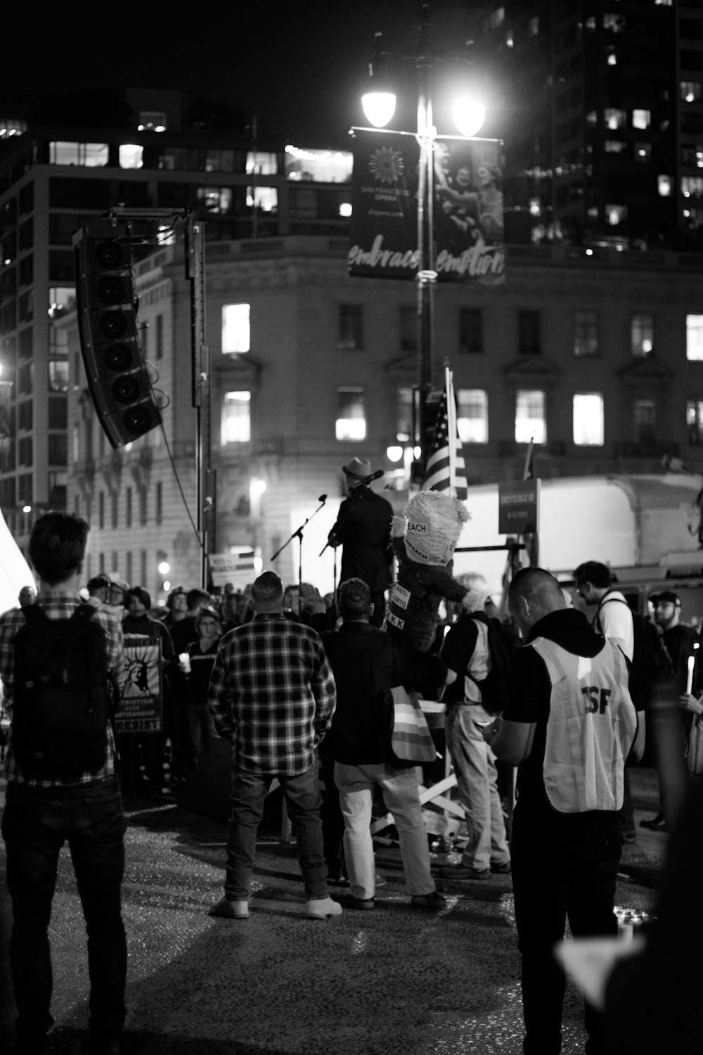 Fotografía en escala de grises de personas protestando en la carretera