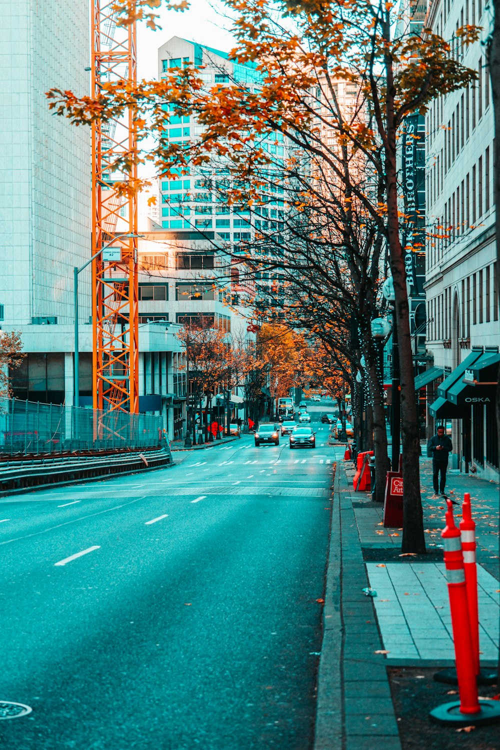 市街地の道路を走る車両