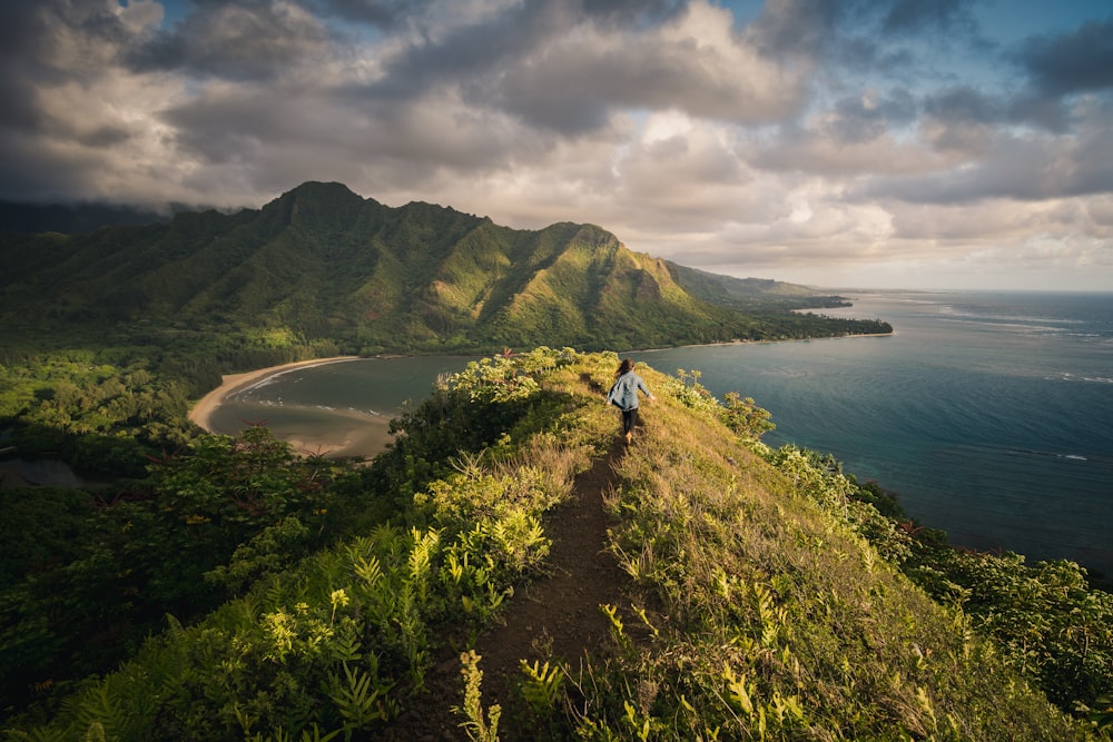 femme debout sur la colline dans l’îlot