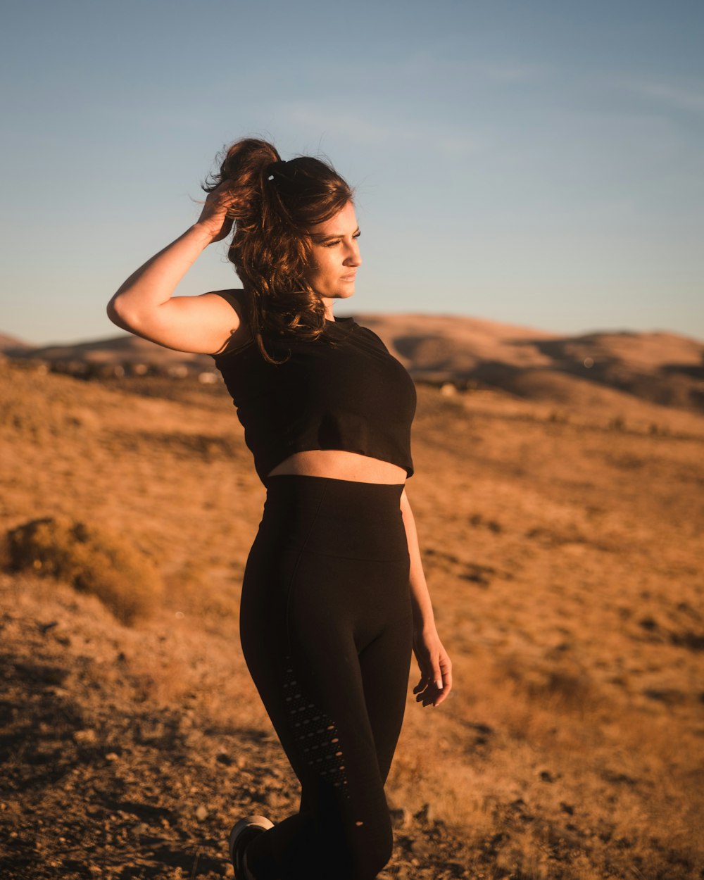 Flaches Fokusfoto einer Frau im schwarzen ärmellosen Crop-Top