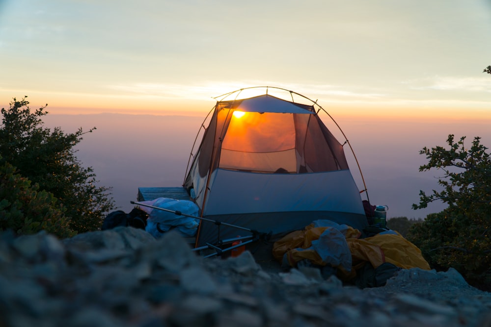lever de soleil derrière la tente dôme
