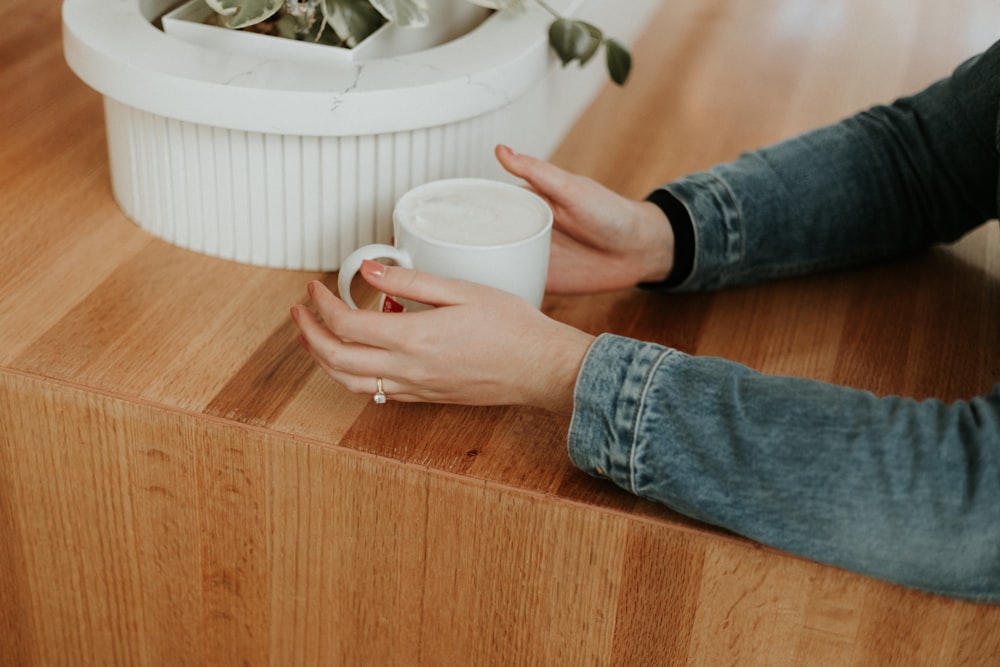 Taza blanca sobre la mesa