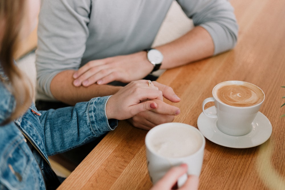 uomo e donna che si tengono per mano