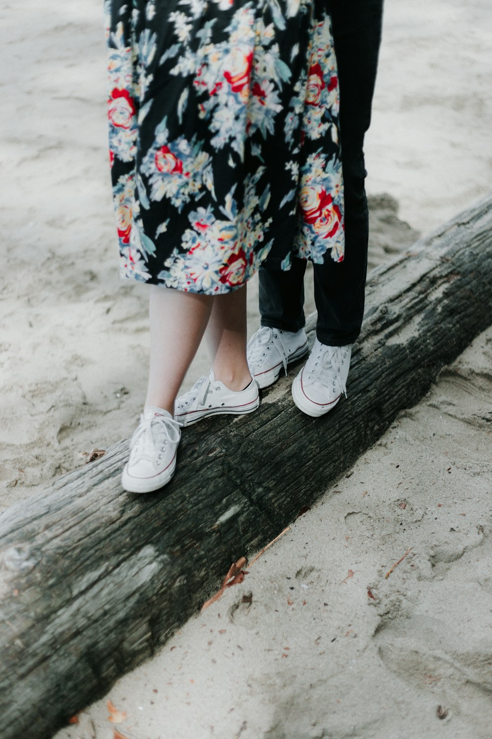 Foto Dos pares de zapatos bajos blancos – Imagen Caminando gratis en  Unsplash