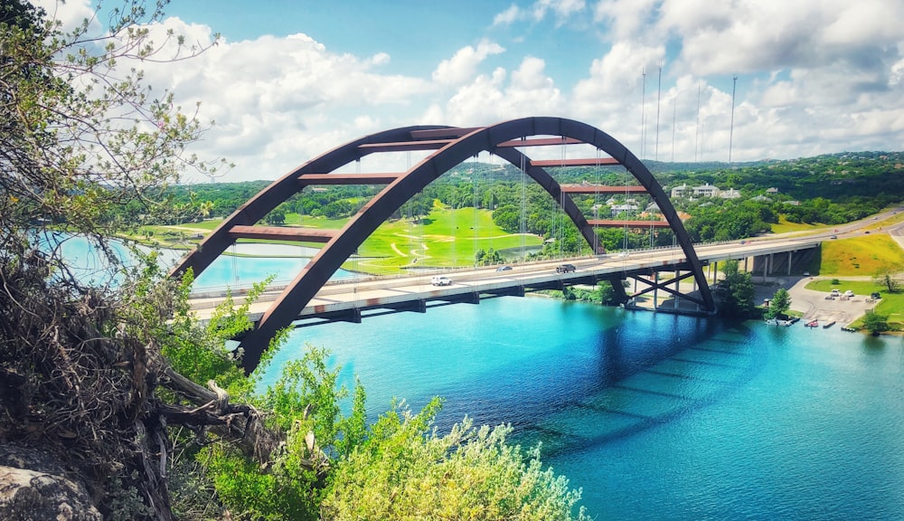 Betonbrücke über ruhigem Gewässer