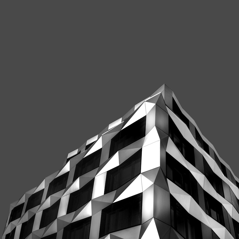 una foto in bianco e nero di un edificio