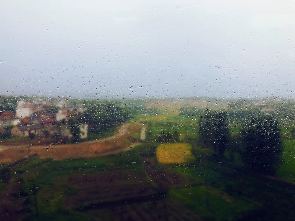 uma vista de um campo rural de uma janela