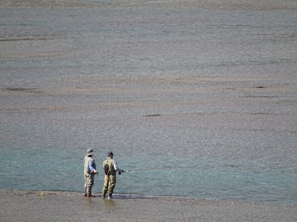 海で釣りをする2人の男性