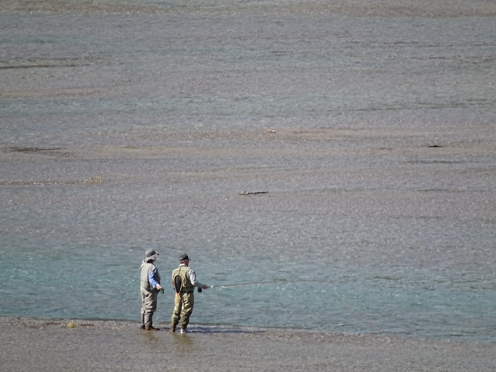 dois homens pescando no mar