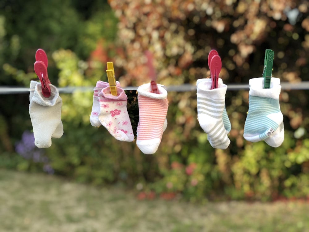 Cinco pares de calcetines prendidos en el tendedero