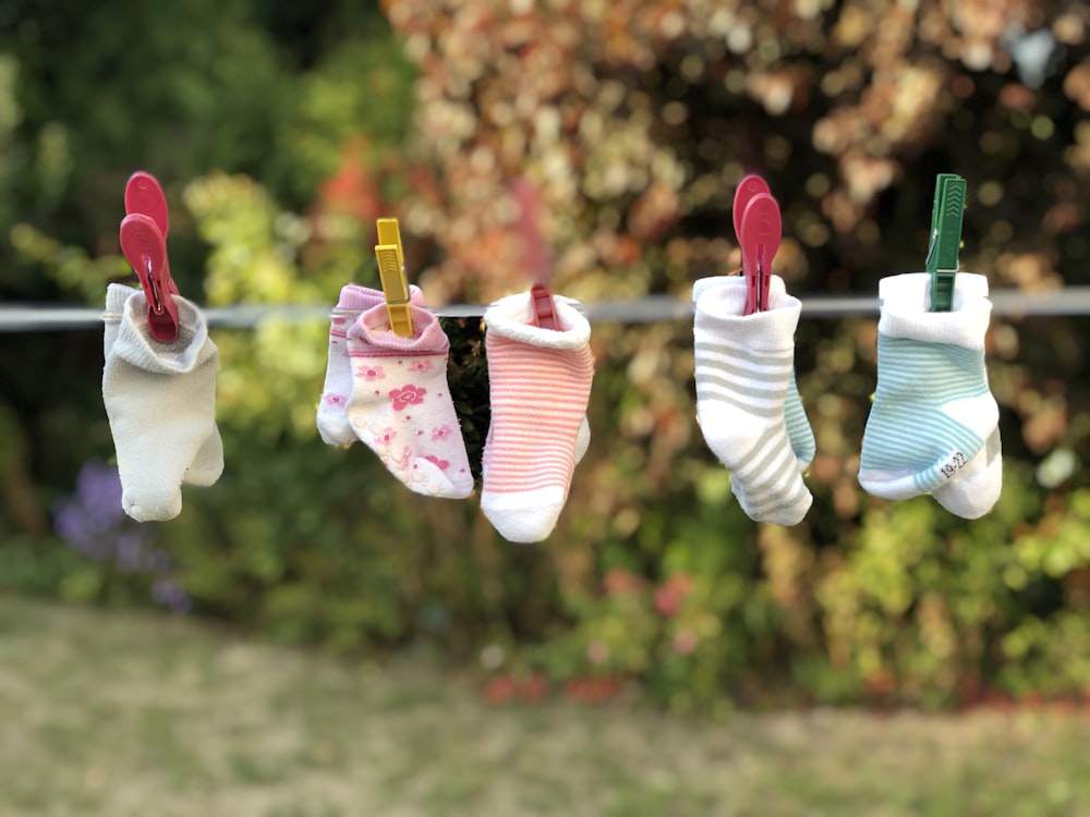 Fünf Paar Socken auf Wäscheleine gesteckt