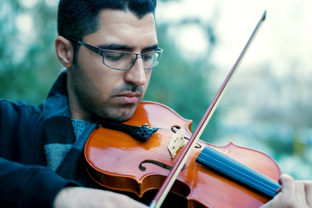 man playing violing