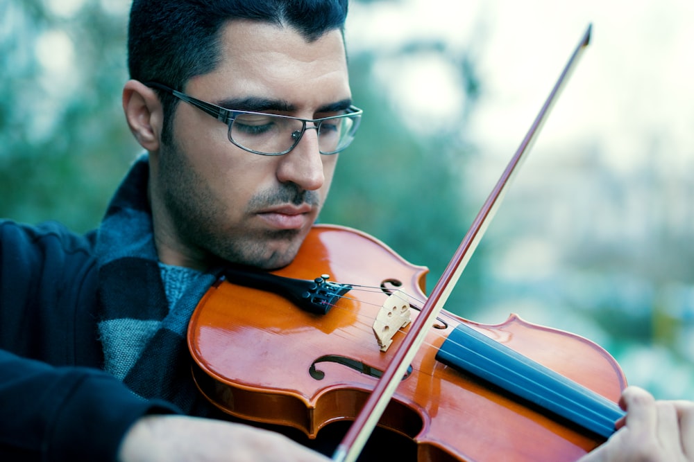 hombre tocando violando