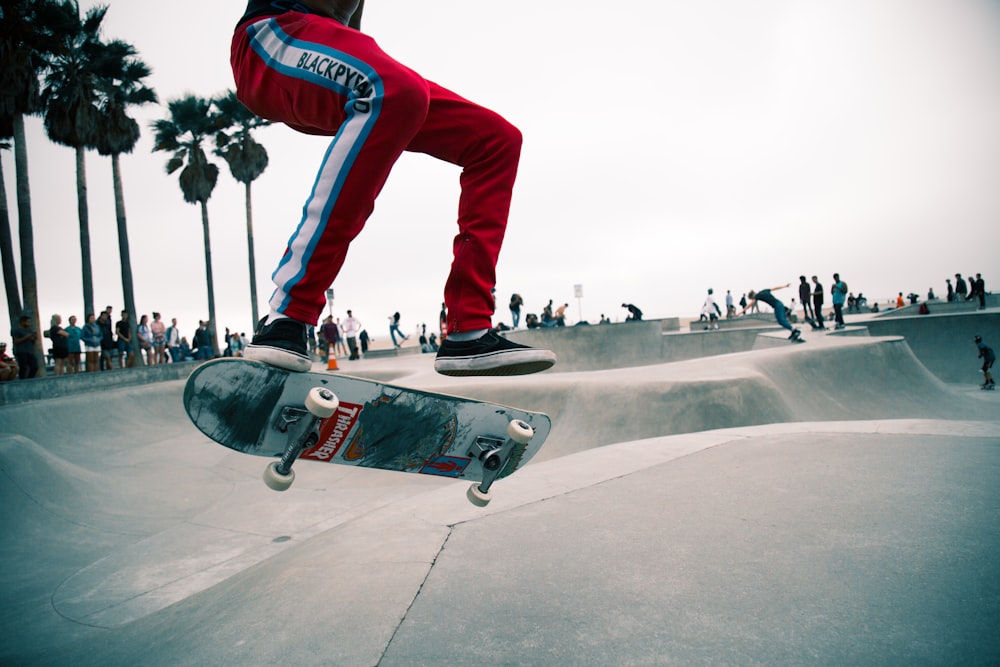 persona che fa acrobazie con lo skateboard