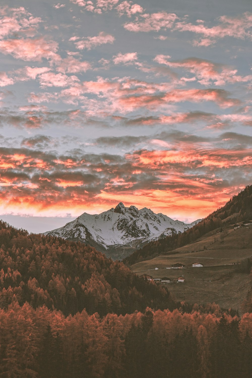 Montaña cubierta de nieve durante la puesta del sol