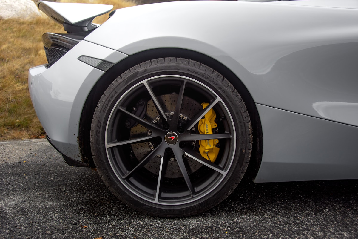 Tyre fitting and balancing image background image