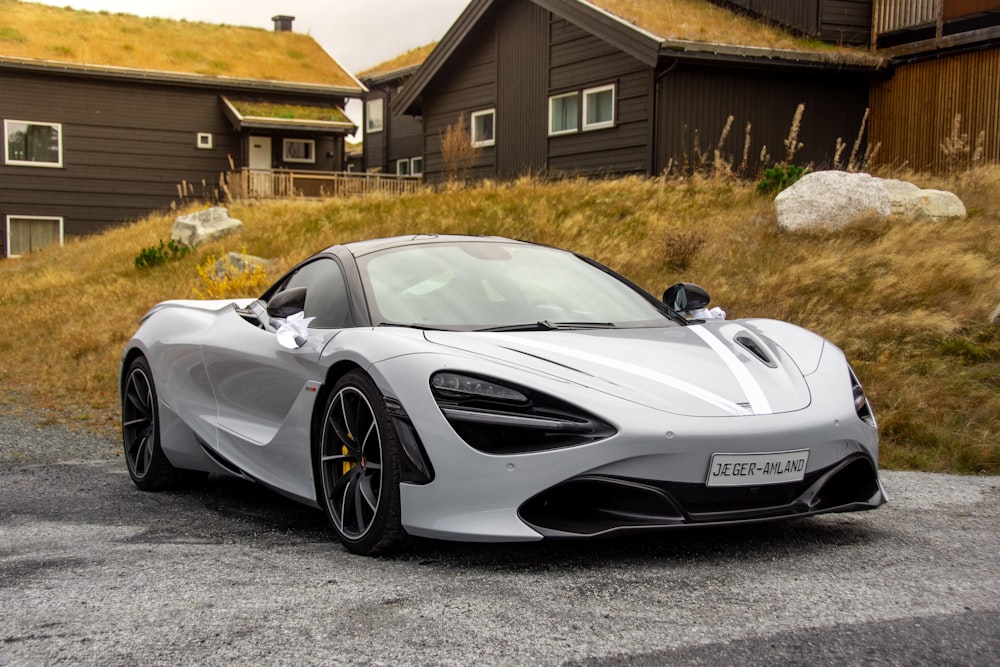 Parcheggio coupé sportivo grigio durante il giorno