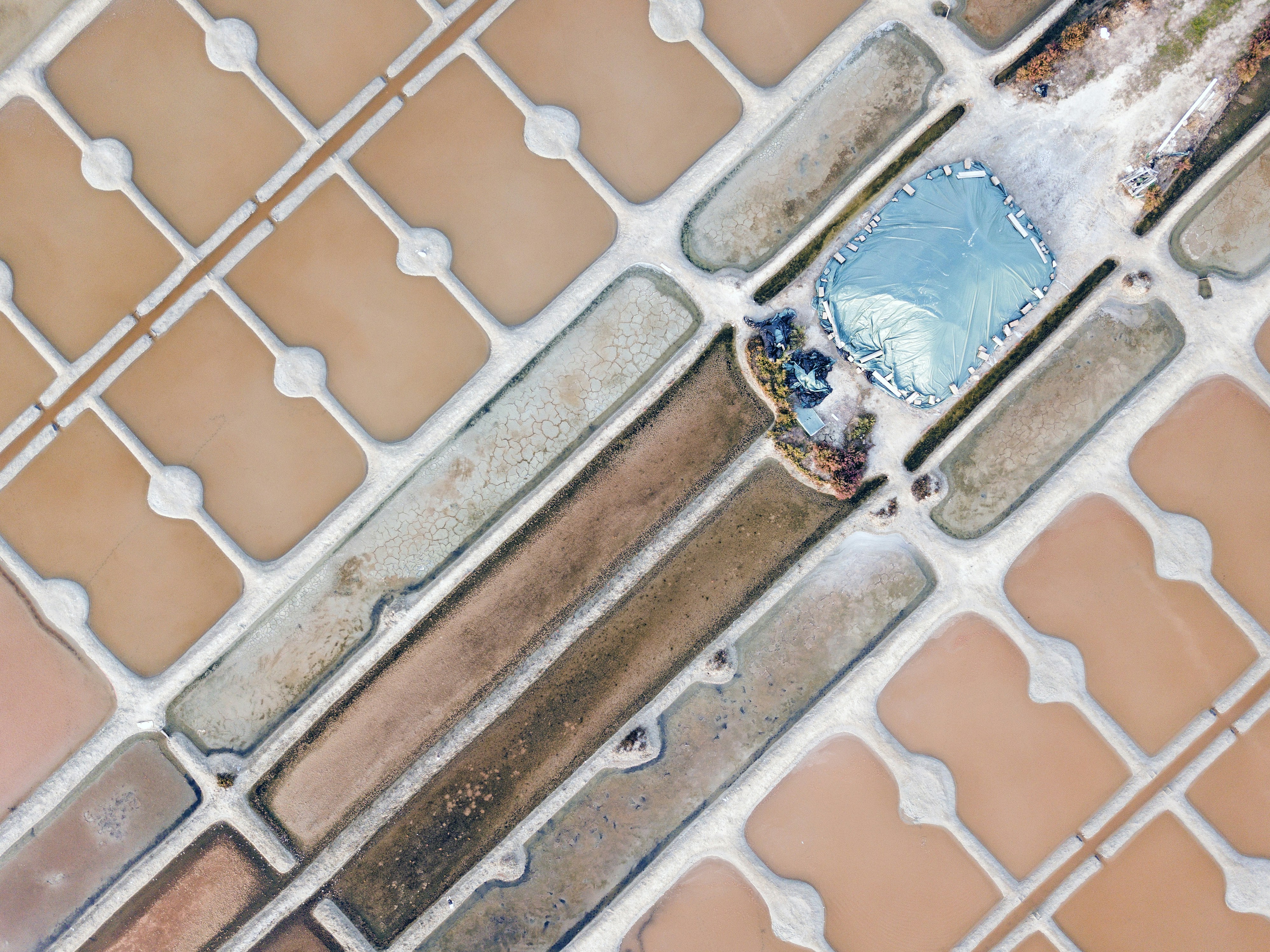 a bird's eye view of a tiled floor