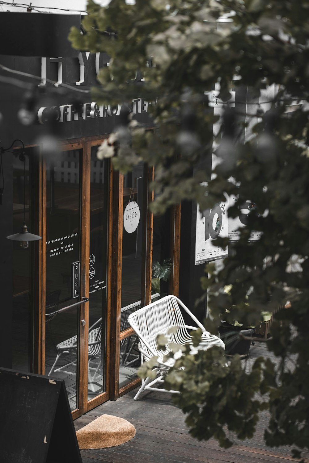 Banc vide encadré en métal blanc à l’extérieur du mur en verre