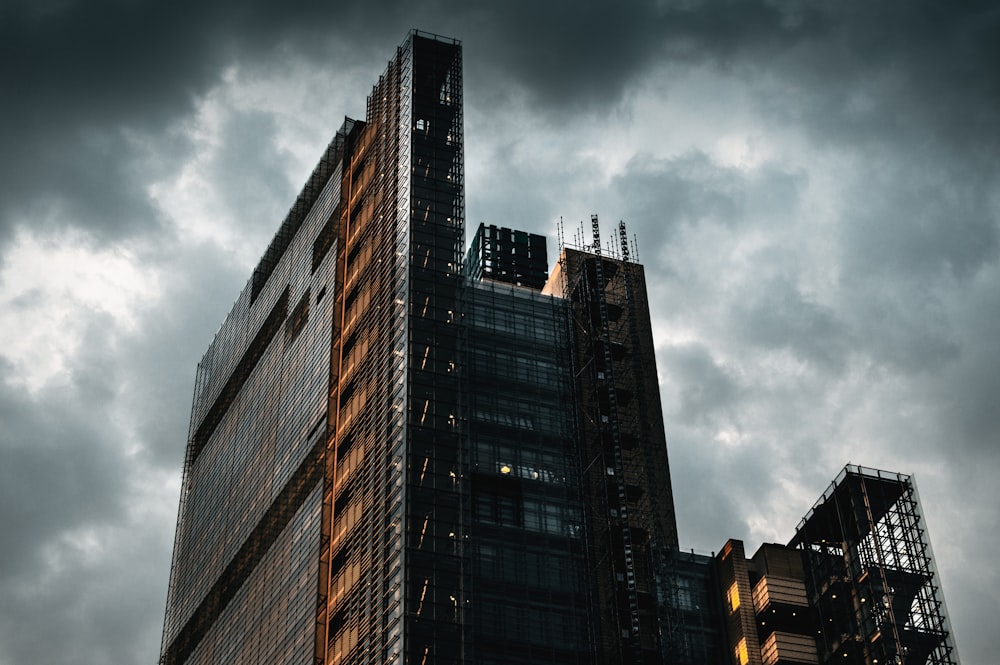 Edificio de gran altura bajo nubes grises