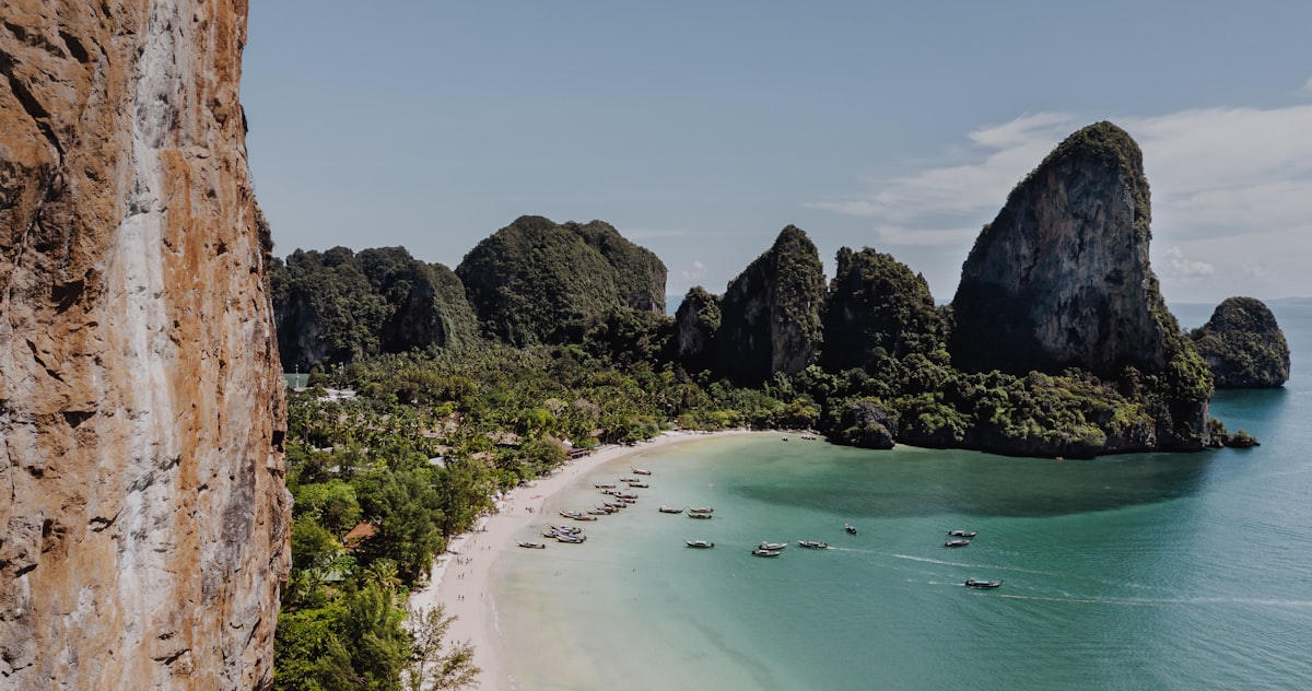 Railay Beach i Krabi — kalkstensklippor och turkost vatten, nåbar bara med båt