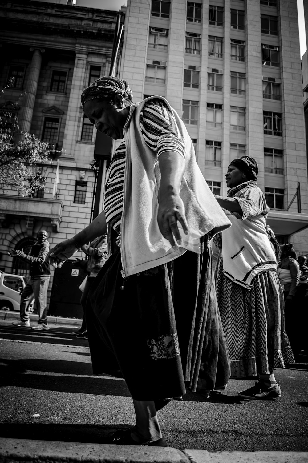 Fotografía en escala de grises de mujer de pie en la carretera