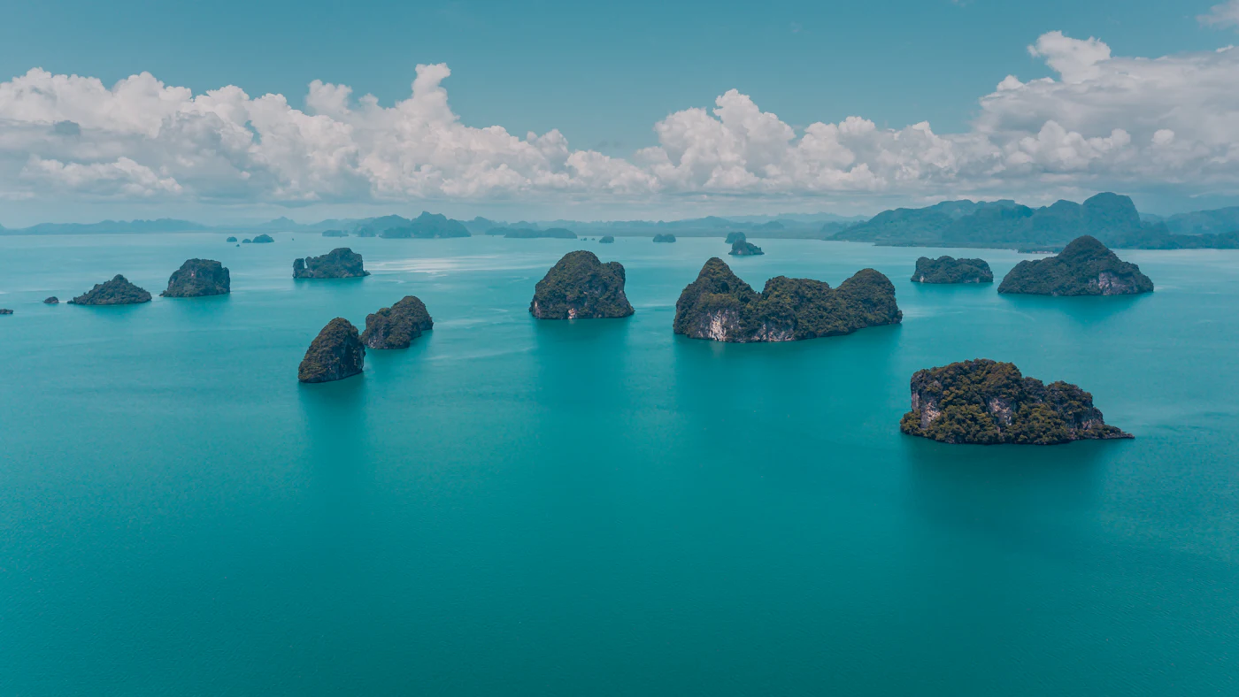 Berg über dem Meer in Südostasien