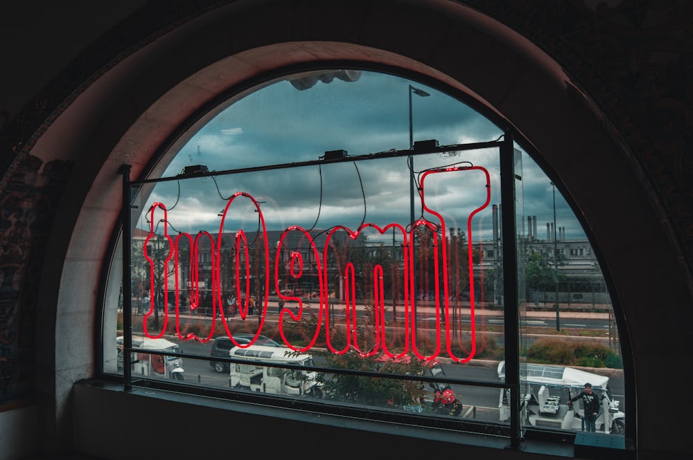 Enseignes au néon rouge placées sur le panneau de la fenêtre