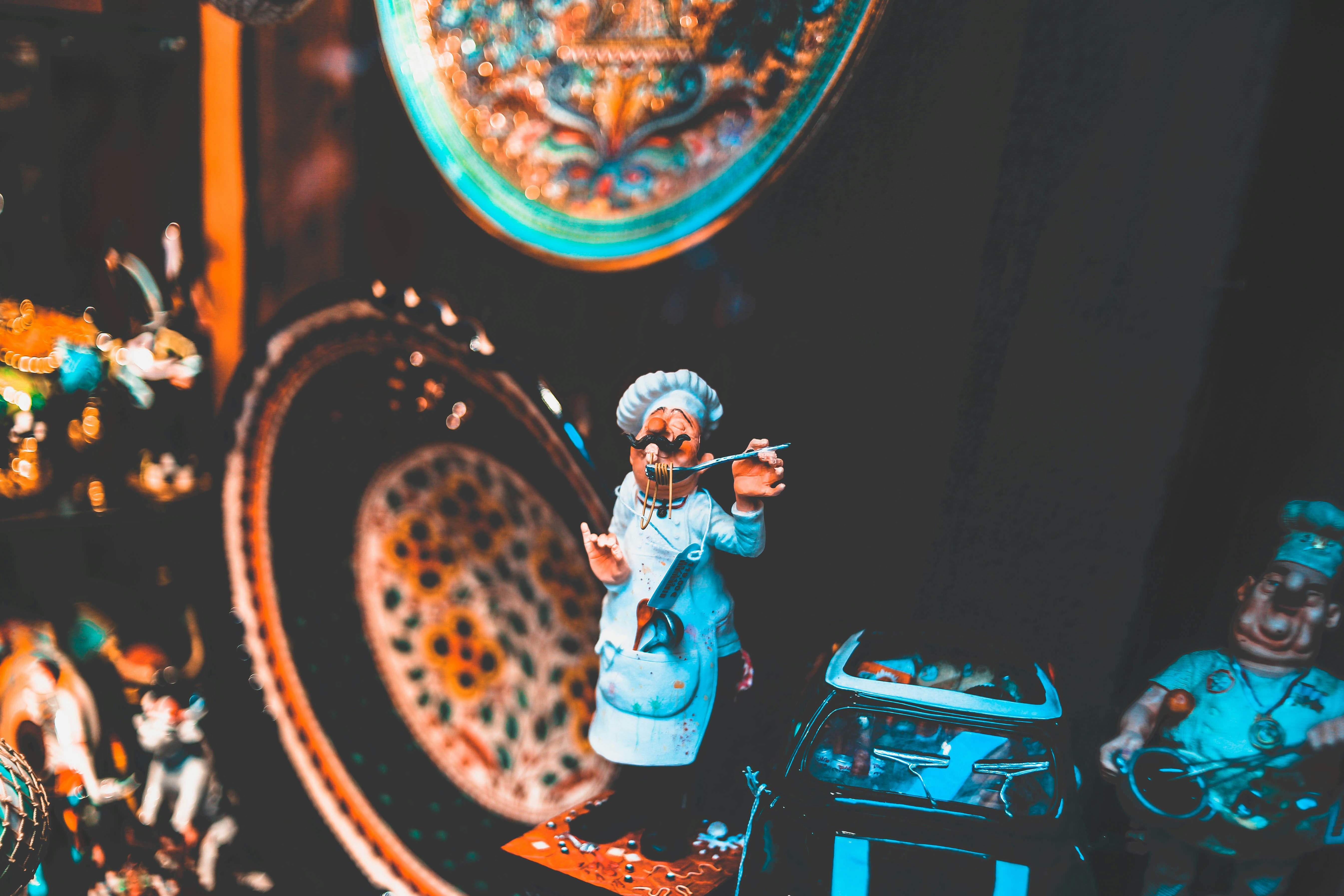 shallow focus photography of chef figurine