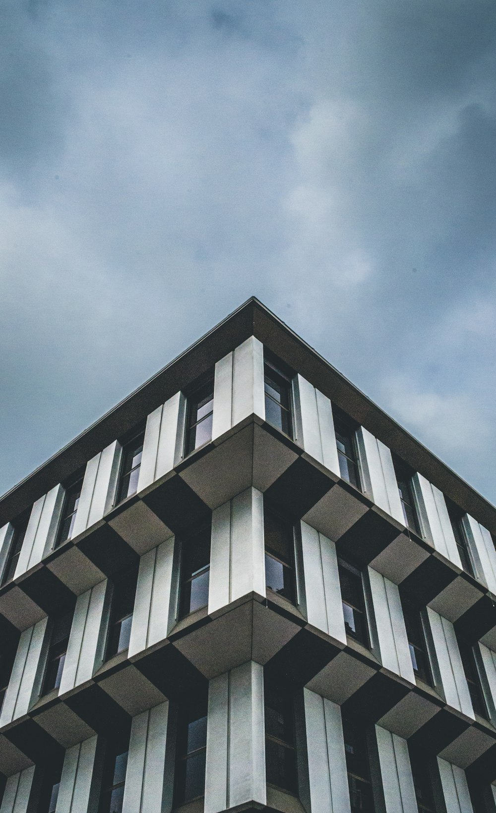 흰색 콘크리트 건물의 로우 앵글 사진