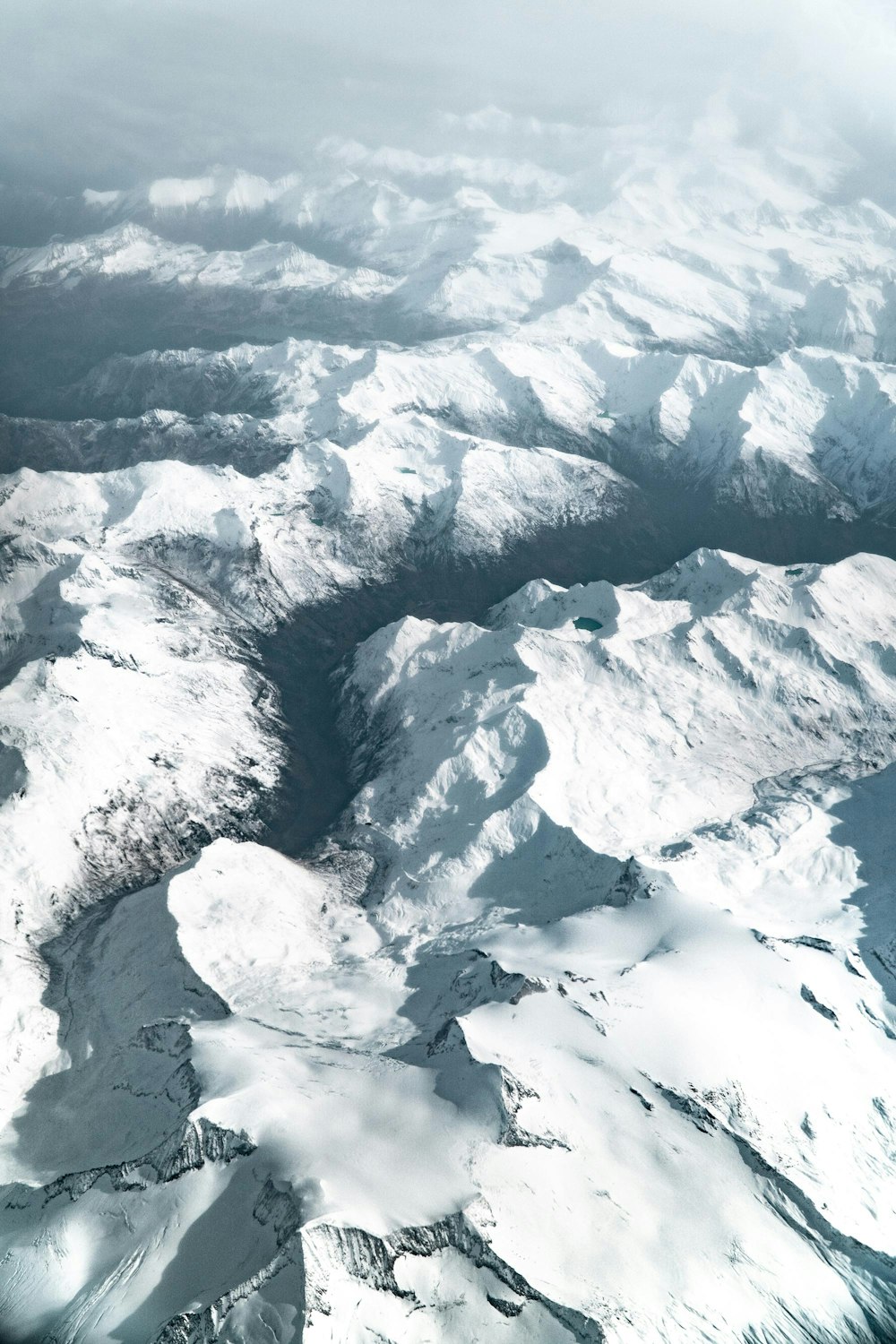 日中の雪山の航空写真