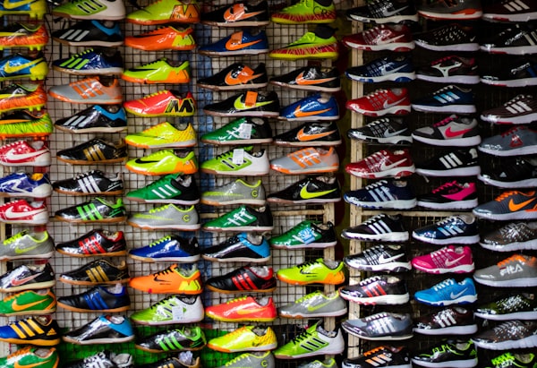 Schuhkollektion auf einer Auslage
