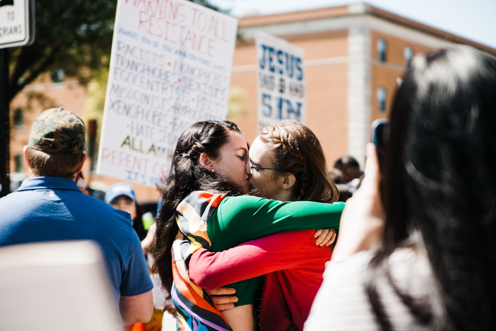 couple kissing