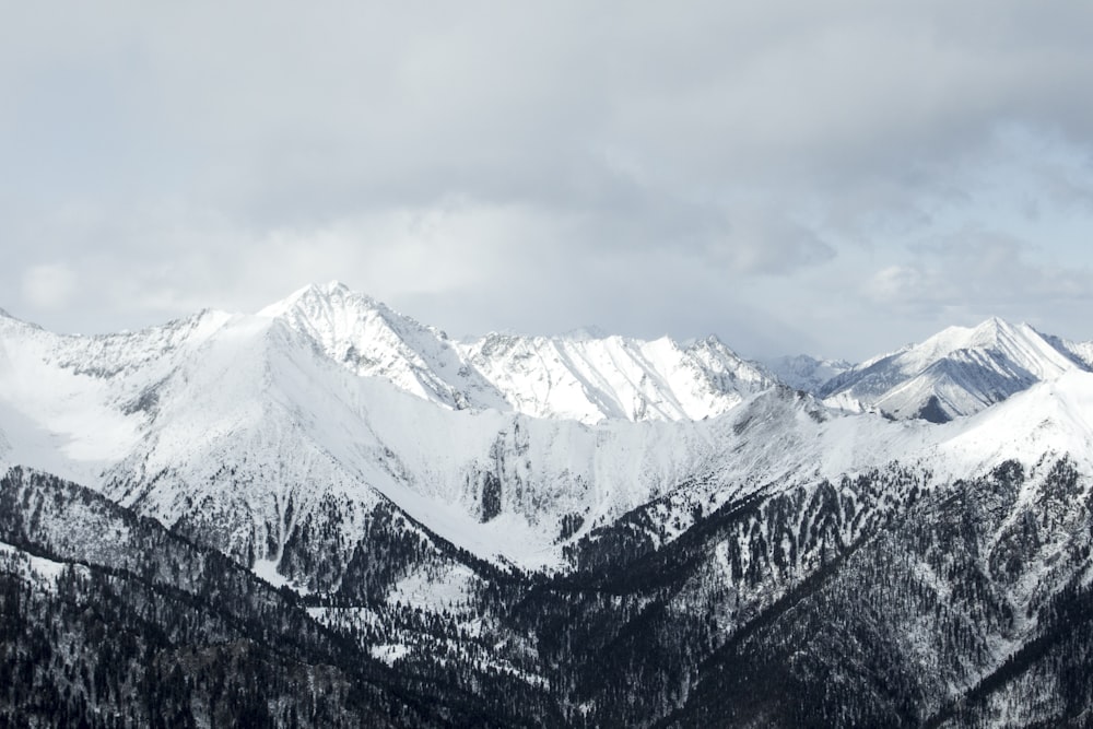 Montañas cubiertas de nieve durante el día