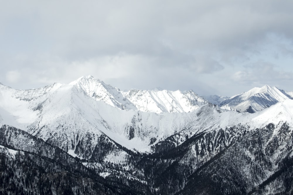 Tagsüber schneebedeckte Berge