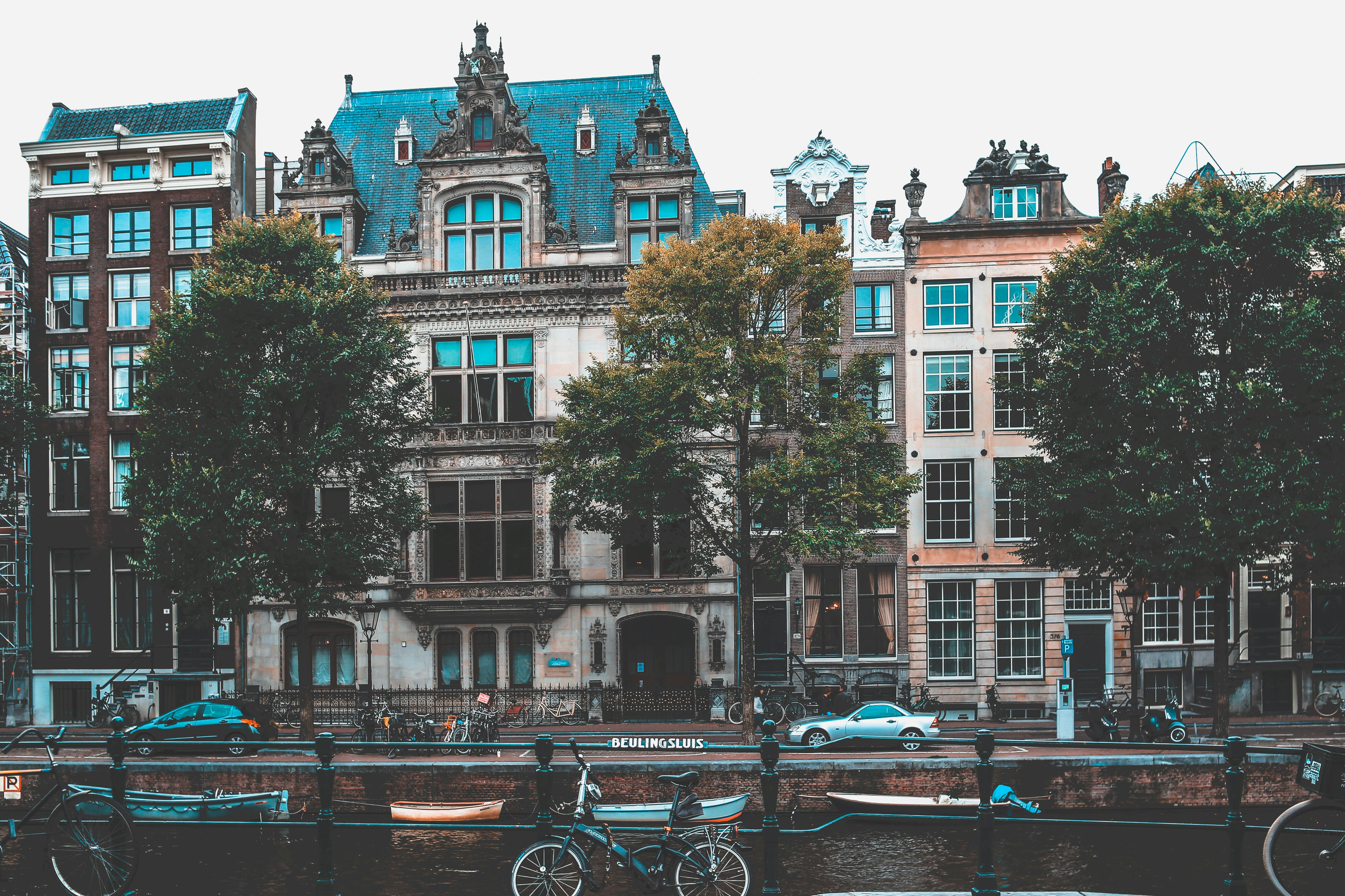 Hollanda'da mühendislik kariyerindeki ilerlemeyi ve tecrübe kazandıkça artan maaş oranlarını temsil eden, modern bir ofis ortamında çalışan profesyonel mühendisler.