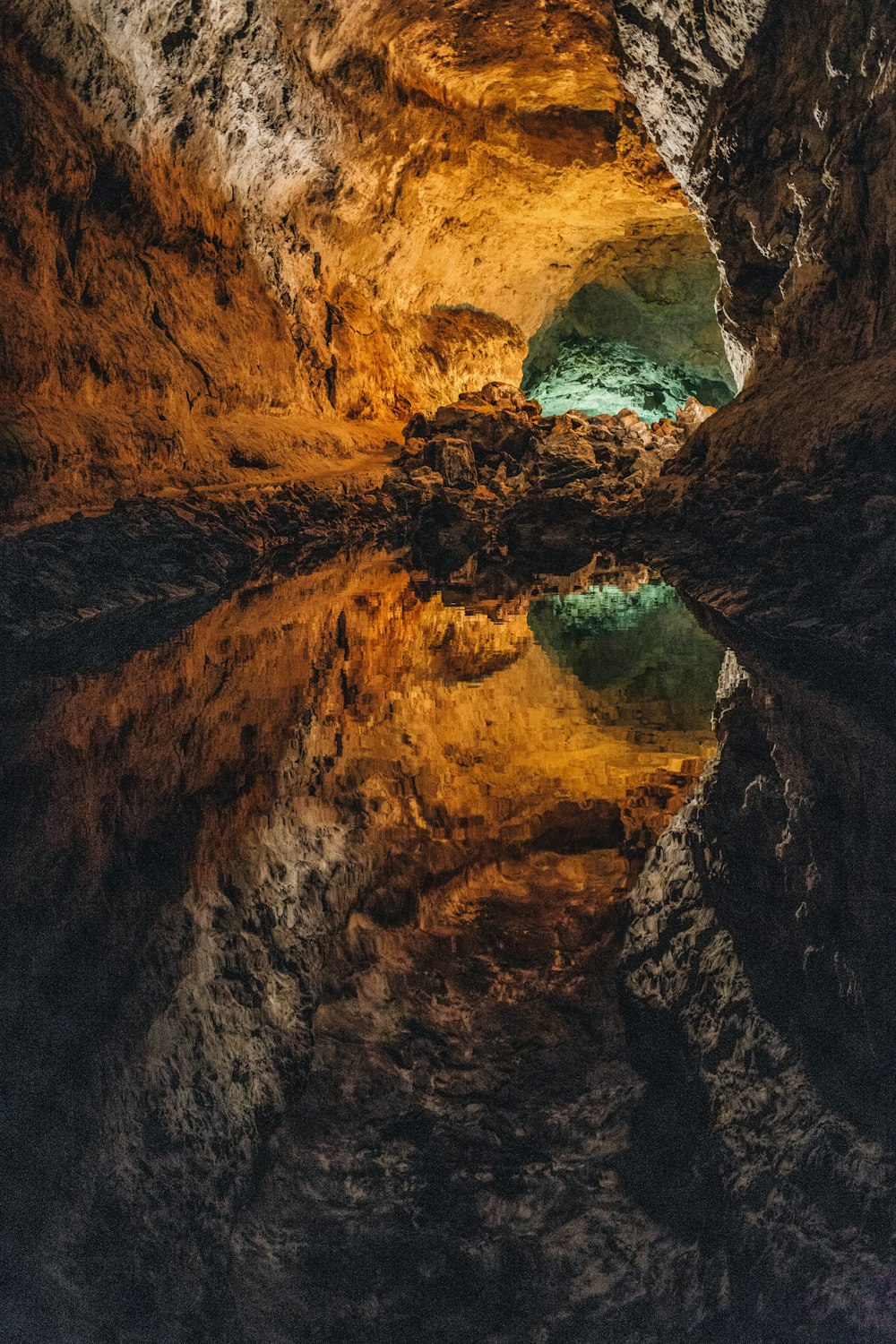 Eine Höhle mit viel Wasser und Felsen